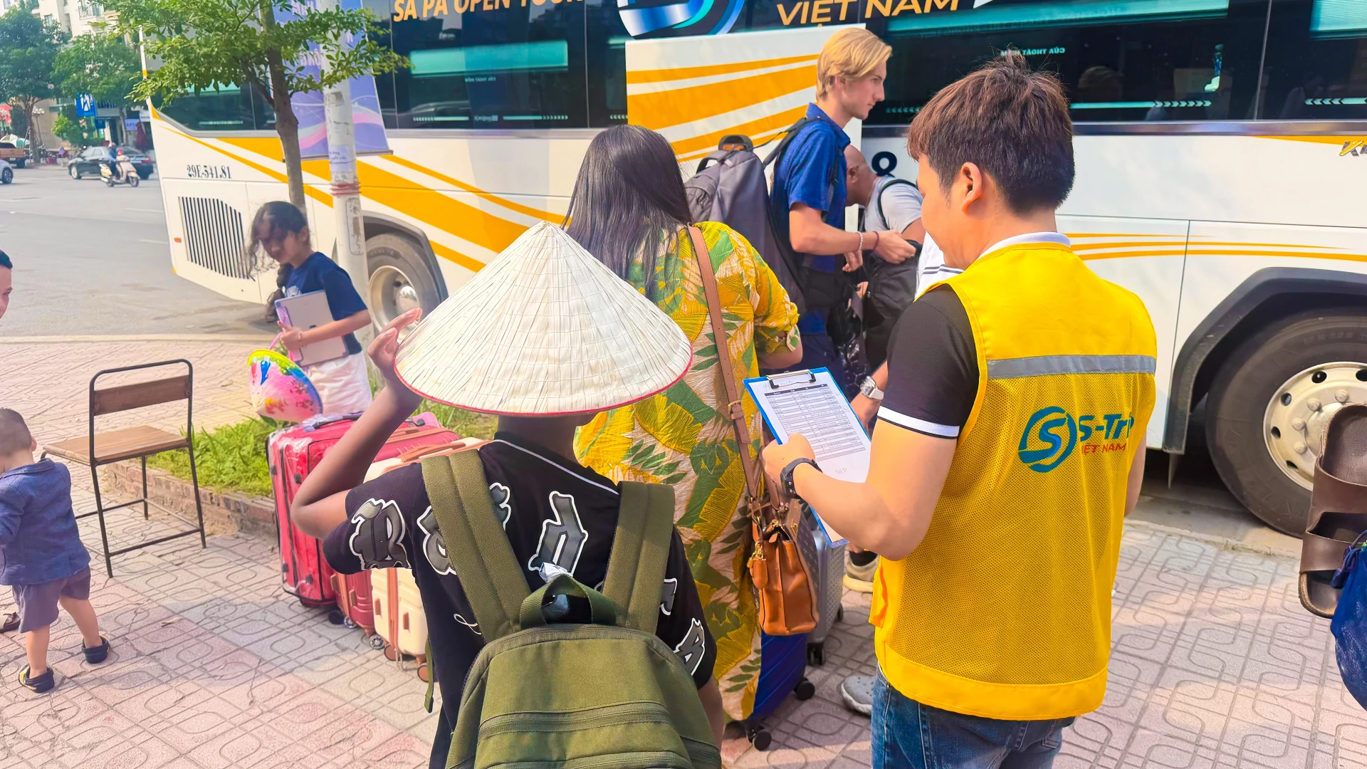 Đội ngũ hỗ trợ check-in cho khách