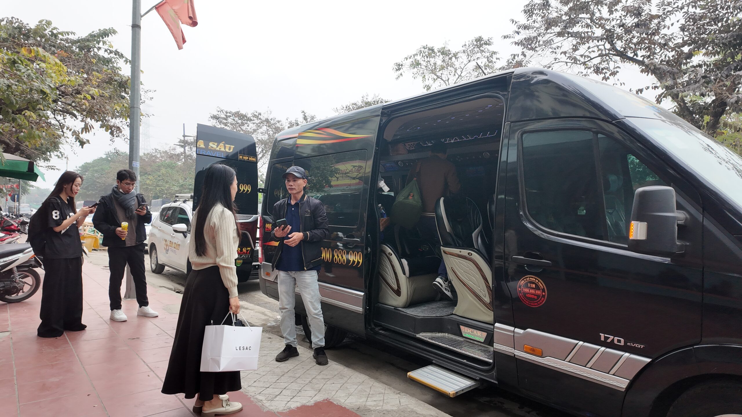 Founder làm việc với đối tác nhà xe